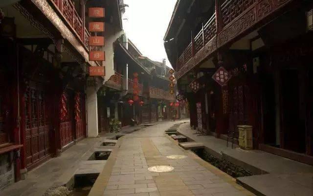 老板请客吃饭,7人点了1道菜,都嫌他小气,端上桌“尴尬”了!
